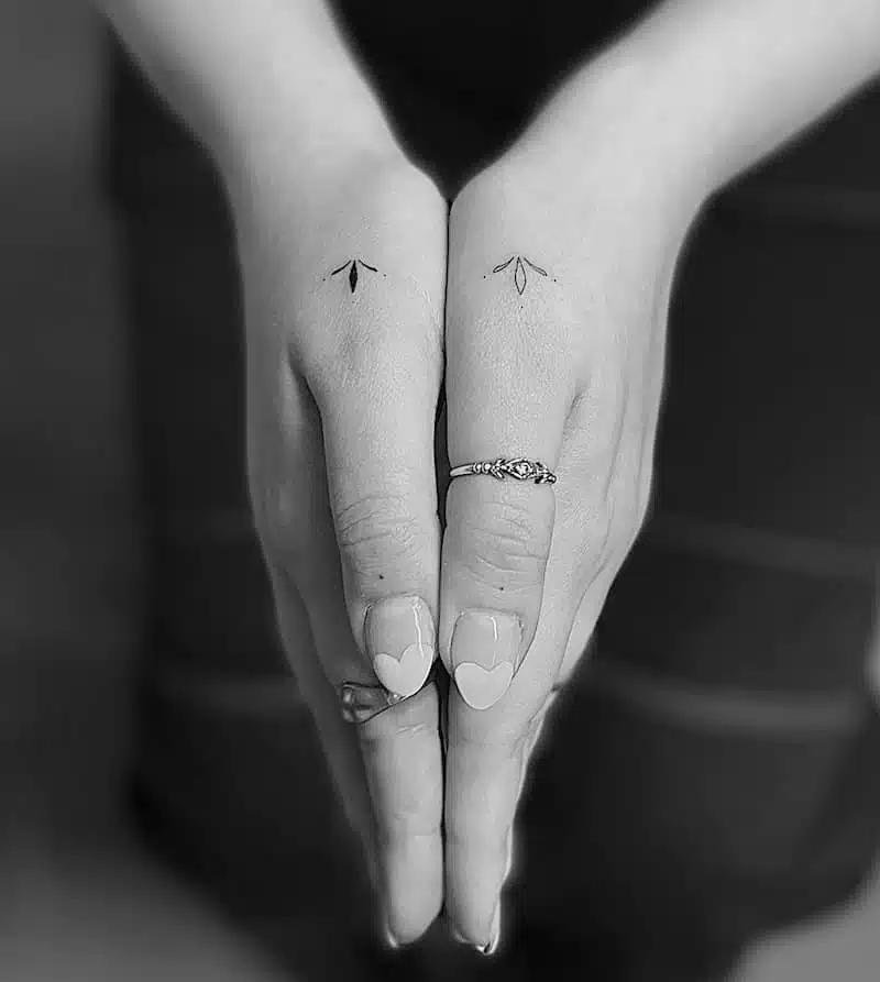 femminile tatuaggi dita