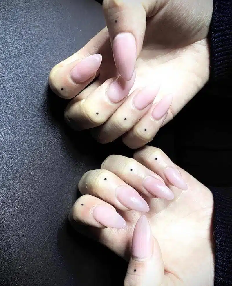 tatuaggi puntini sulle dita