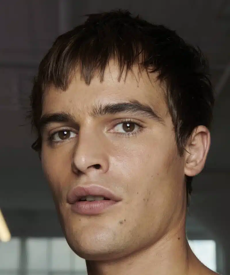 Capelli corti uomo 2023 frangia