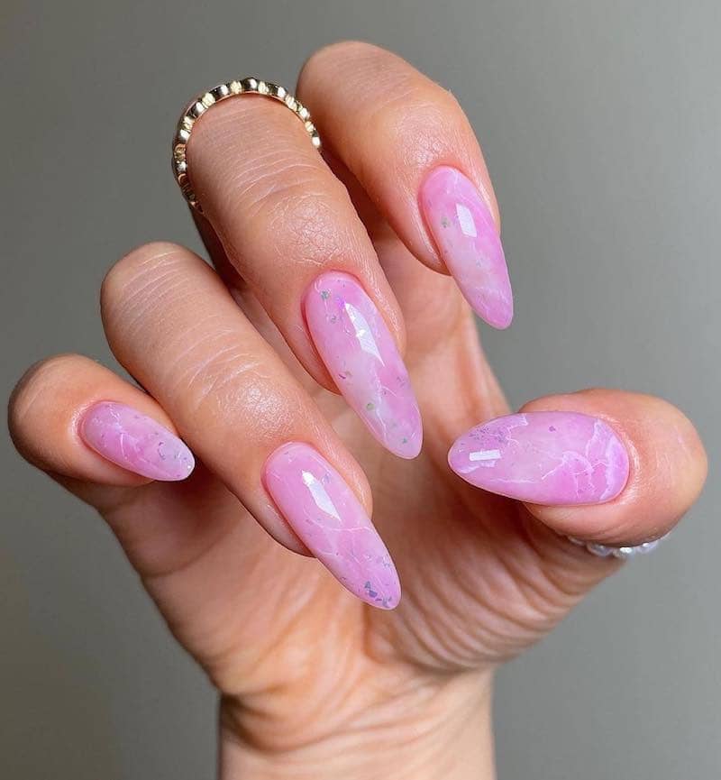 unghie effetto marmo rosa estate 2023
