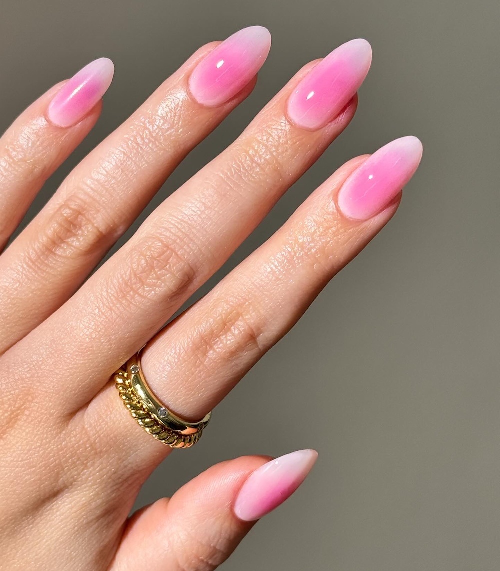 unghie ombrè a mandorla smalto rosa
