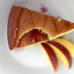 torta con pesche sciroppate