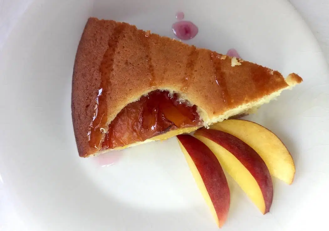 torta con pesche sciroppate
