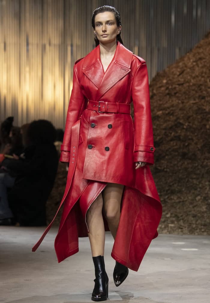 moda inverno 2022-23-cappotto rosso in pelle