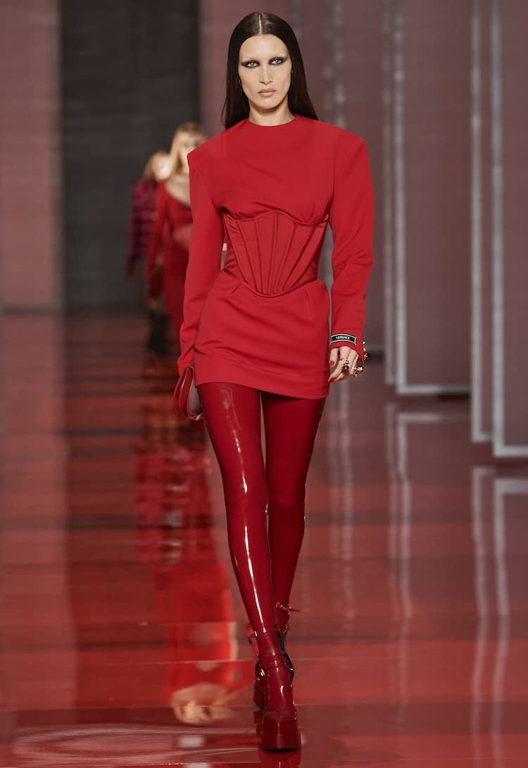 vestiti rossi corti inverno 2022-23-Versace