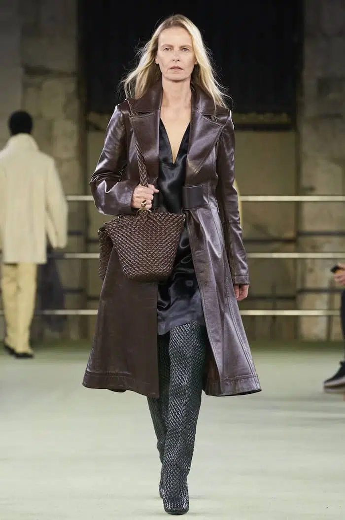 colori moda inverno 20233-2023 soprabito in pelle marrone