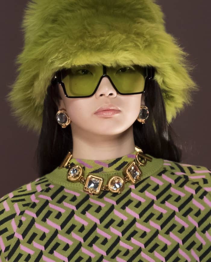 Orecchini moda 20222023. Perle, pendenti brillanti e dorati. Foto