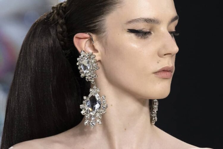 Orecchini moda 20222023. Perle, pendenti brillanti e dorati. Foto