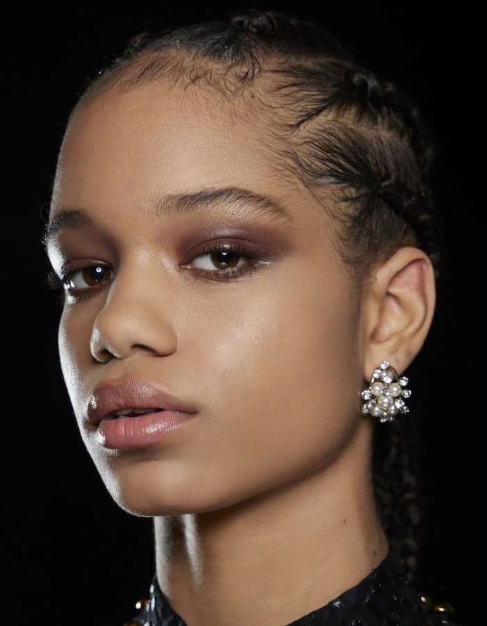 Orecchini moda 20222023. Perle, pendenti brillanti e dorati. Foto