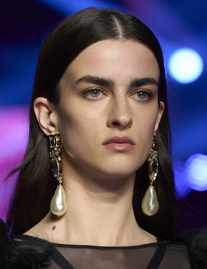 Orecchini moda 20222023. Perle, pendenti brillanti e dorati. Foto