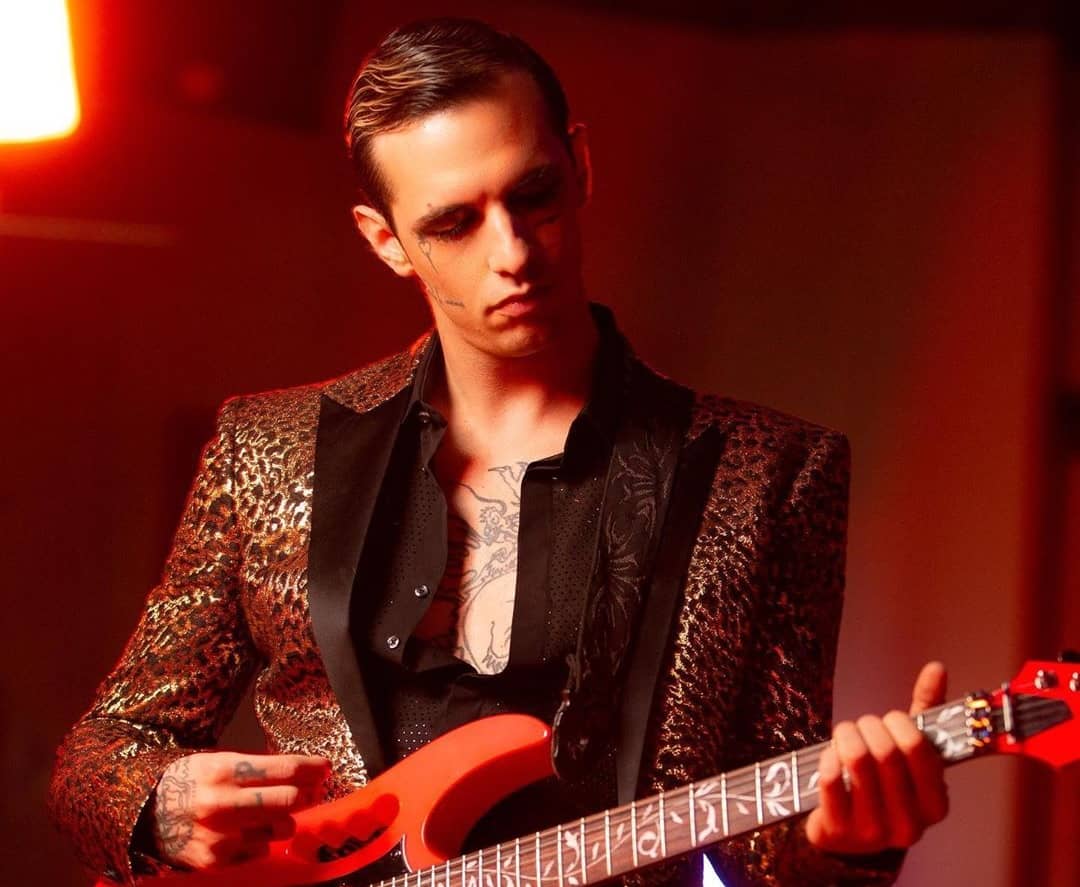 Achille Lauro, Mattoni. Significato della canzone di Prisma Donne Sul 