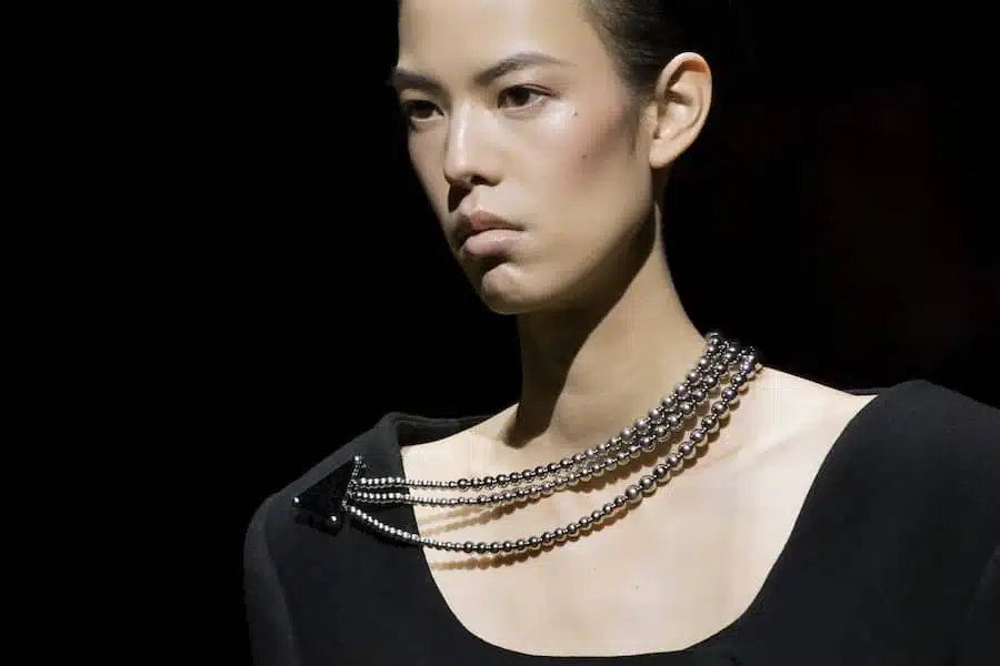 abito con collana prada inverno 2022-23
