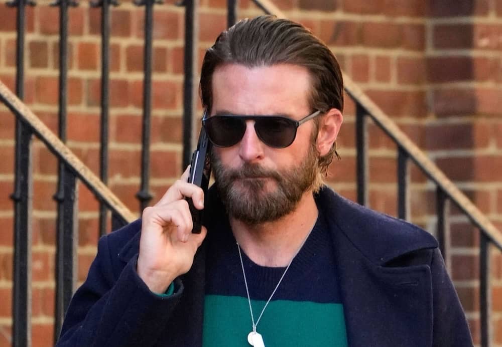 barba e capelli lunghi Bradley Cooper