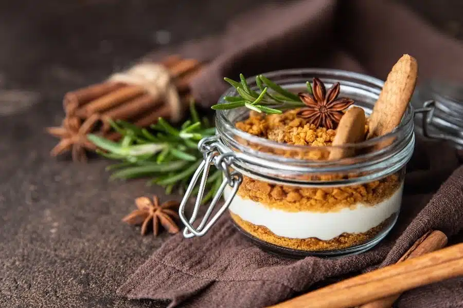 dolce freddo natalizio con crumble di biscotti