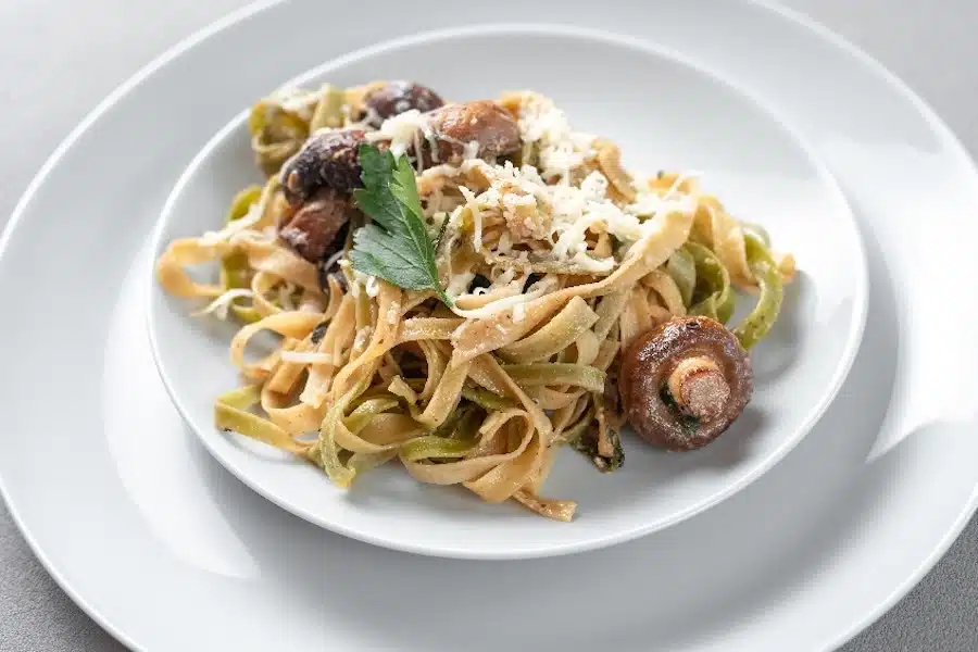 linguine con funghi cremini champignon