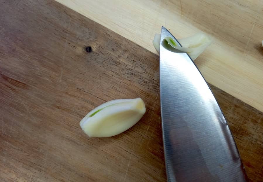 sbucciare aglio
