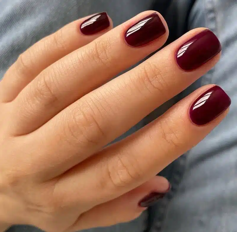 unghie gel rosso scuro autunno 2023