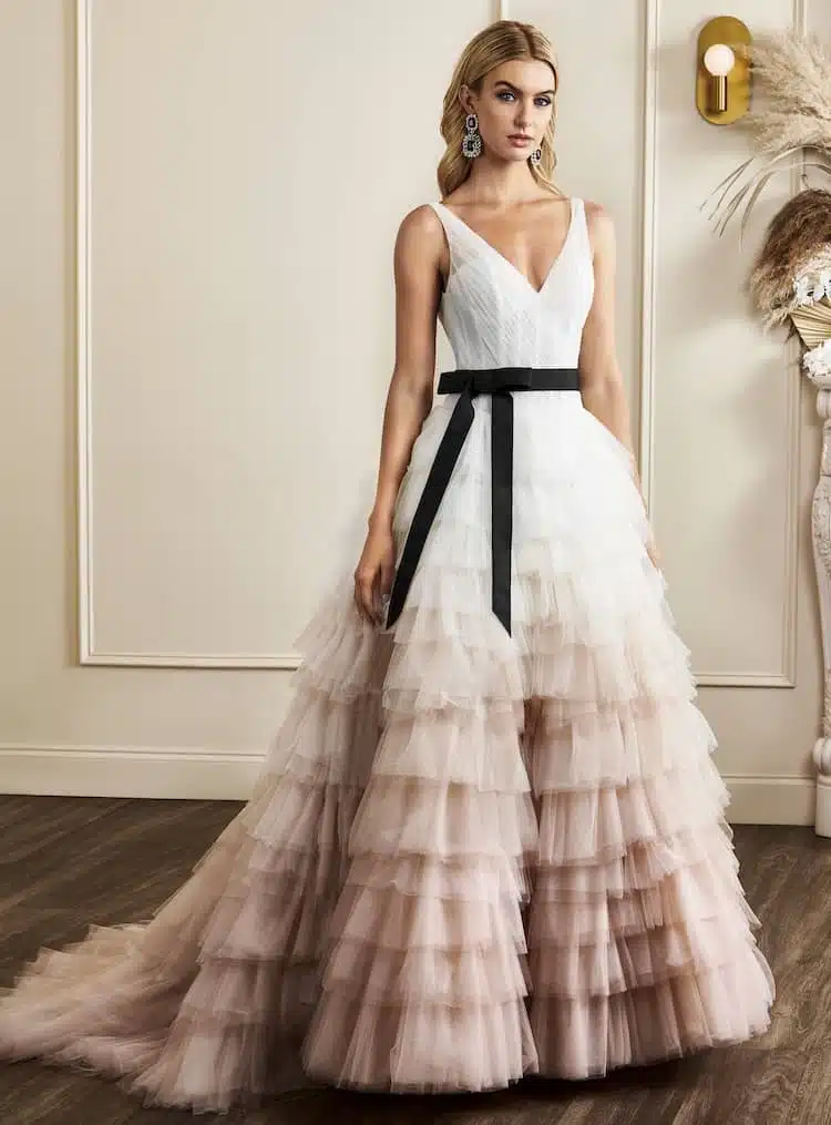vestito sposa 2023 scollatura e tulle