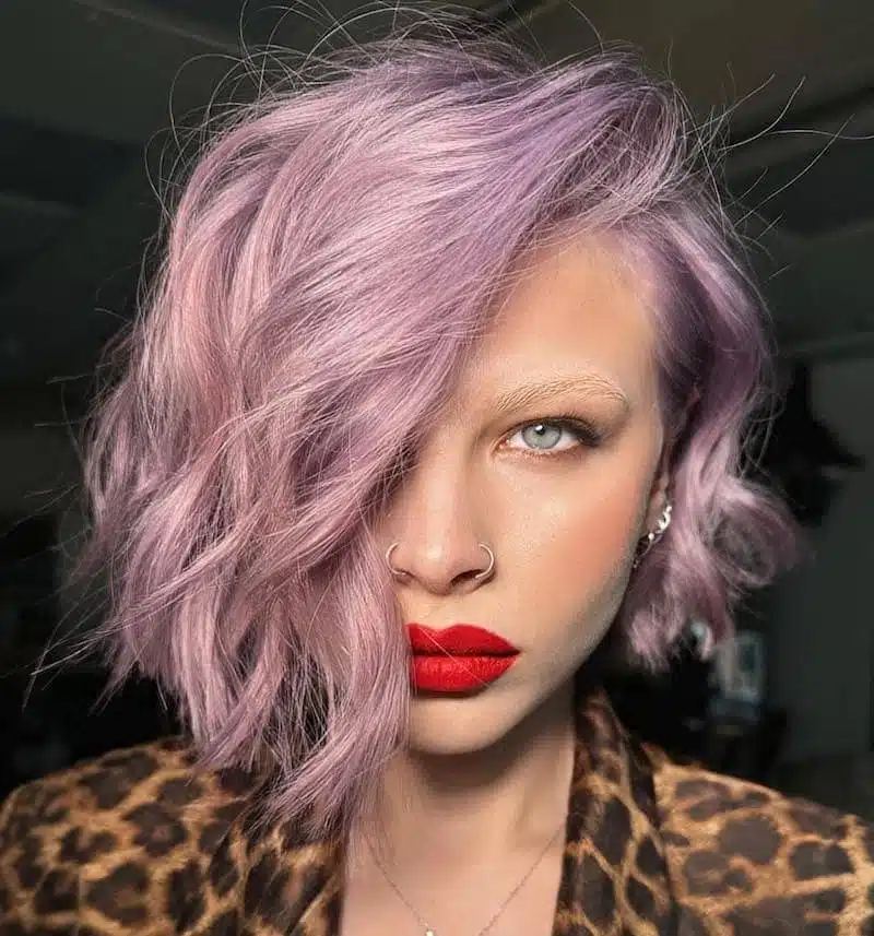caschetto corto scalato capelli lilla.