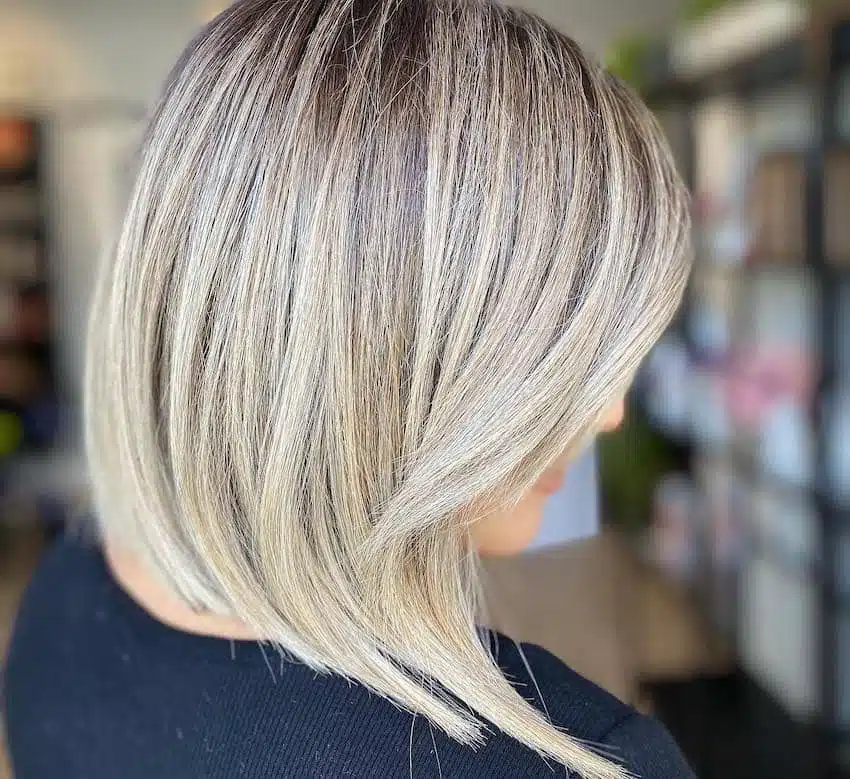 caschetto scalato capelli biondo cenere 2023