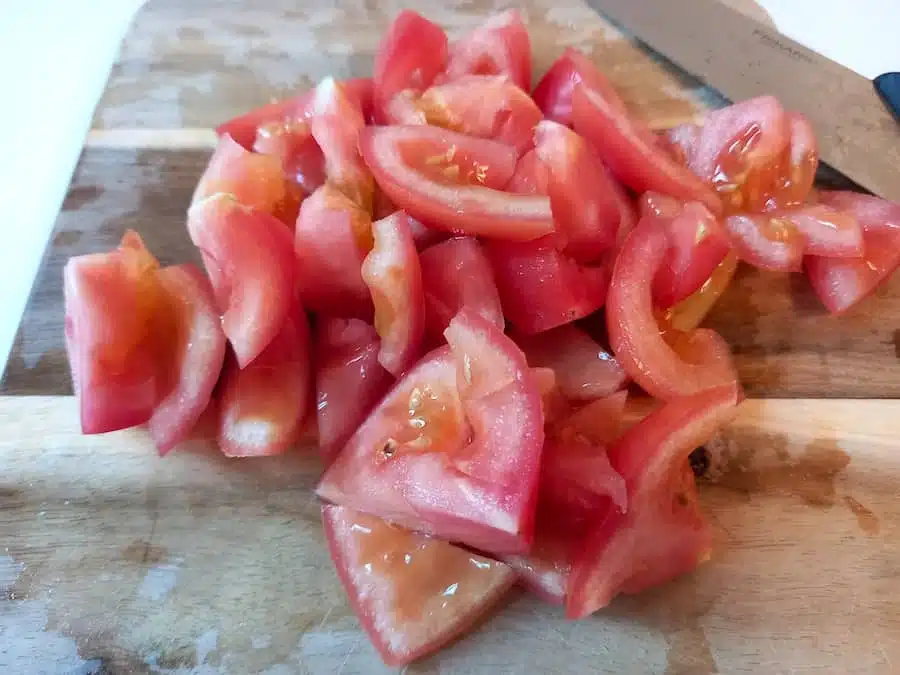 tagliare pomodori freschi