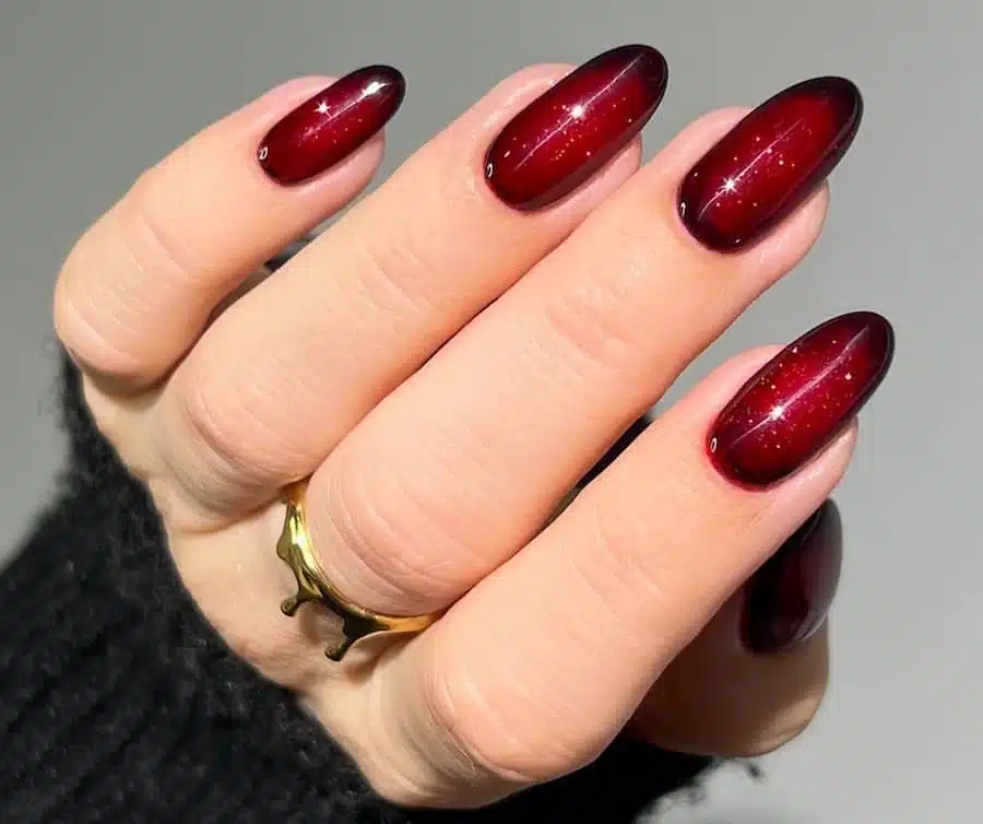 unghie rosso scuro gioiello 2023 2024