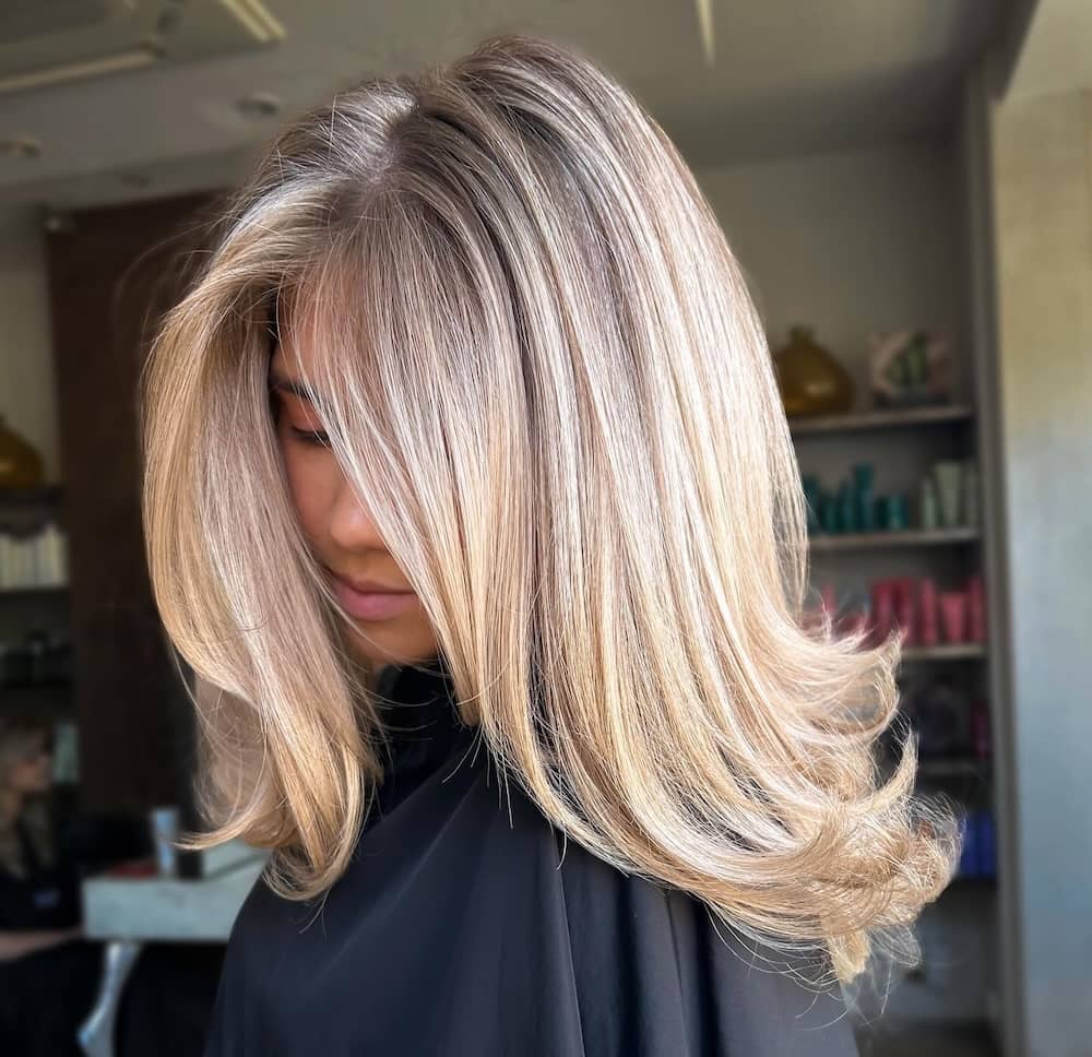 capelli biondi medio lunghi tinte balayage 2025-
