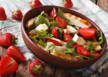 insalata di pollo con fragole