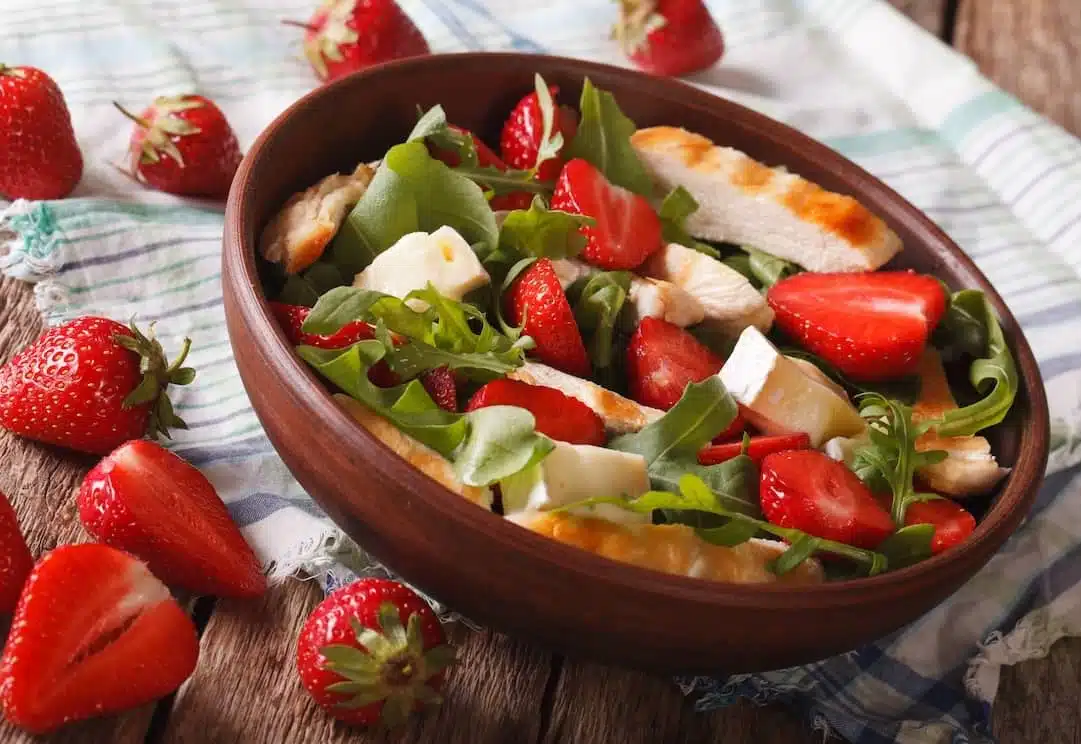 insalata di pollo con fragole