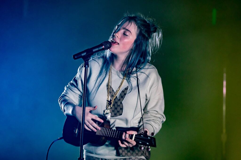 Billie Elish canta Birds of a feather