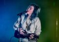 Billie Elish canta Birds of a feather