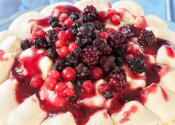tiramisù con frutti di bosco