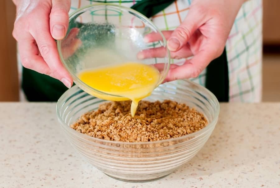 preparazione cheesecake con amaretti