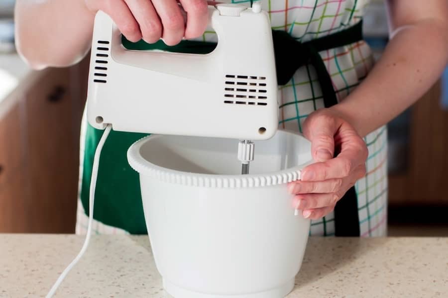 preparazione dolce con mixer