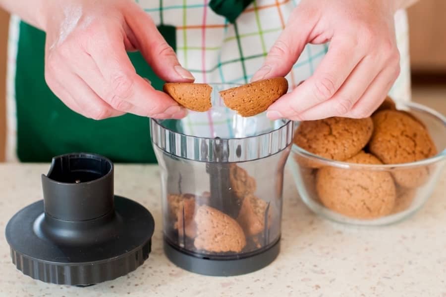 tritare biscotti amaretti per cheesecake