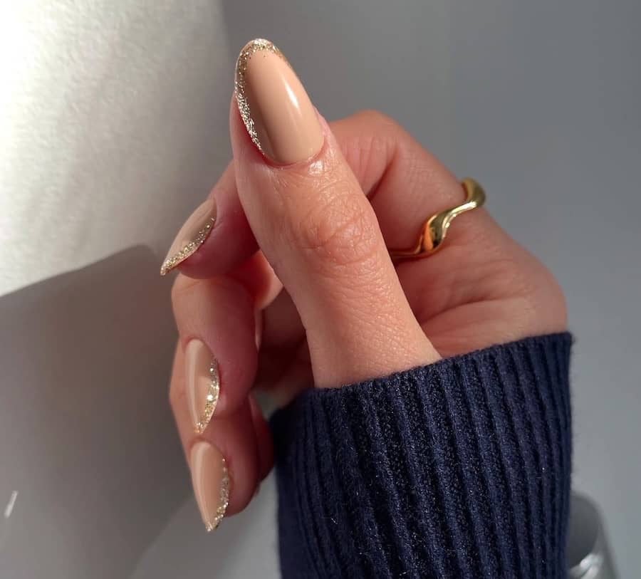 unghie nude oro natalizie 