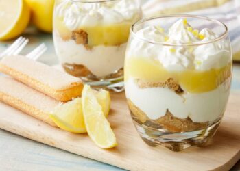 tiramisù al limone e panna in bicchiere