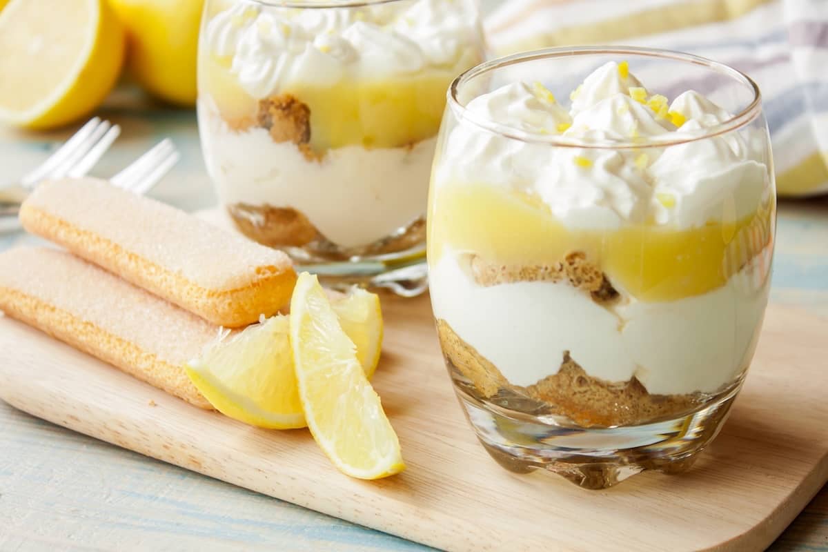 tiramisù al limone e panna in bicchiere