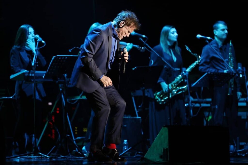Tra le mani un cuore canzone di Massimo Ranieri
