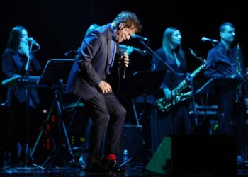 Tra le mani un cuore canzone di Massimo Ranieri