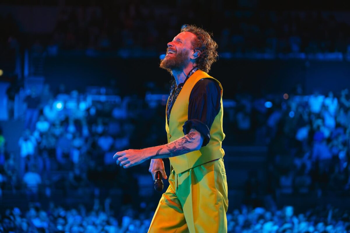 Occhi a cuore canzone Jovanotti estate 2025
