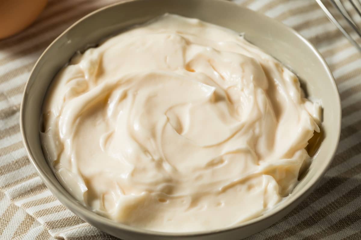 maionese fatta in casa dentro una ciotola