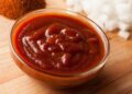 salsa barbecue fatta in casa dentro una ciotola di vetro