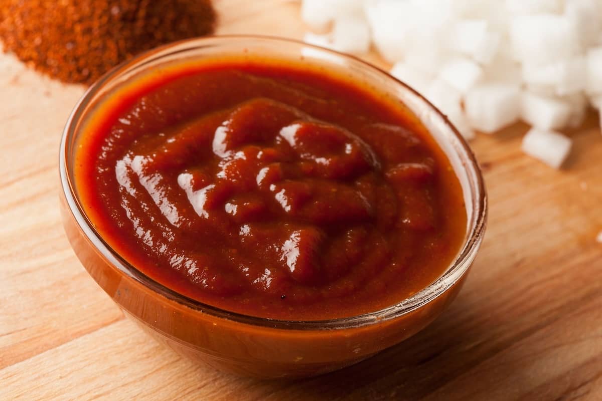 salsa barbecue fatta in casa dentro una ciotola di vetro
