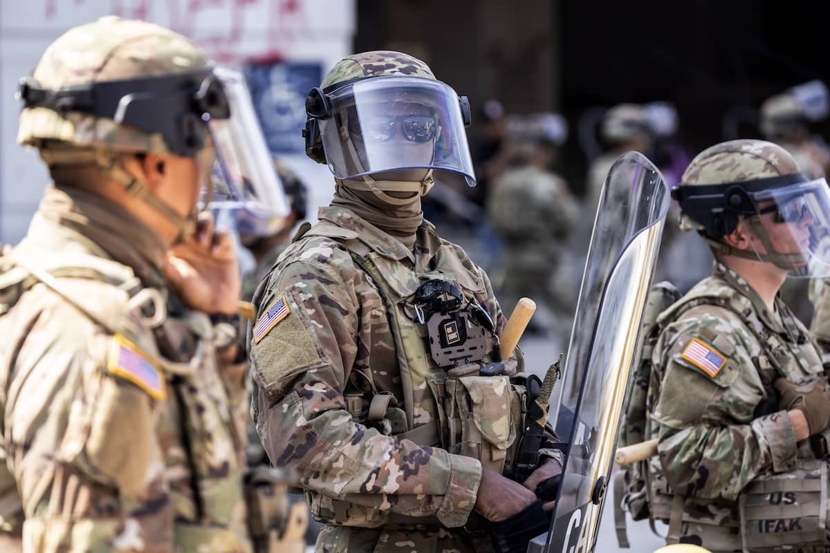 Los Angeles militari disordini trump democrazia