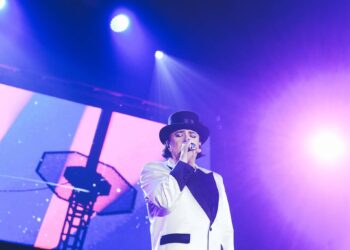 un'avvincente scommessa canzone Renato Zero 2025