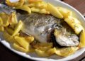 orata al forno con patate in teglia bianca