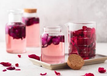 come fare l'acqua di rose alimentare
