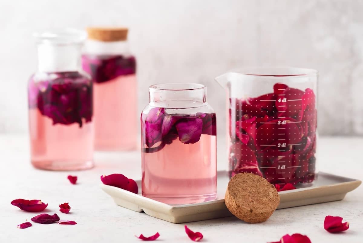 come fare l'acqua di rose alimentare