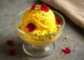 bastani sonnati: gelato persiano allo zafferano, acqua di rose e pistacchi, servito in coppa.